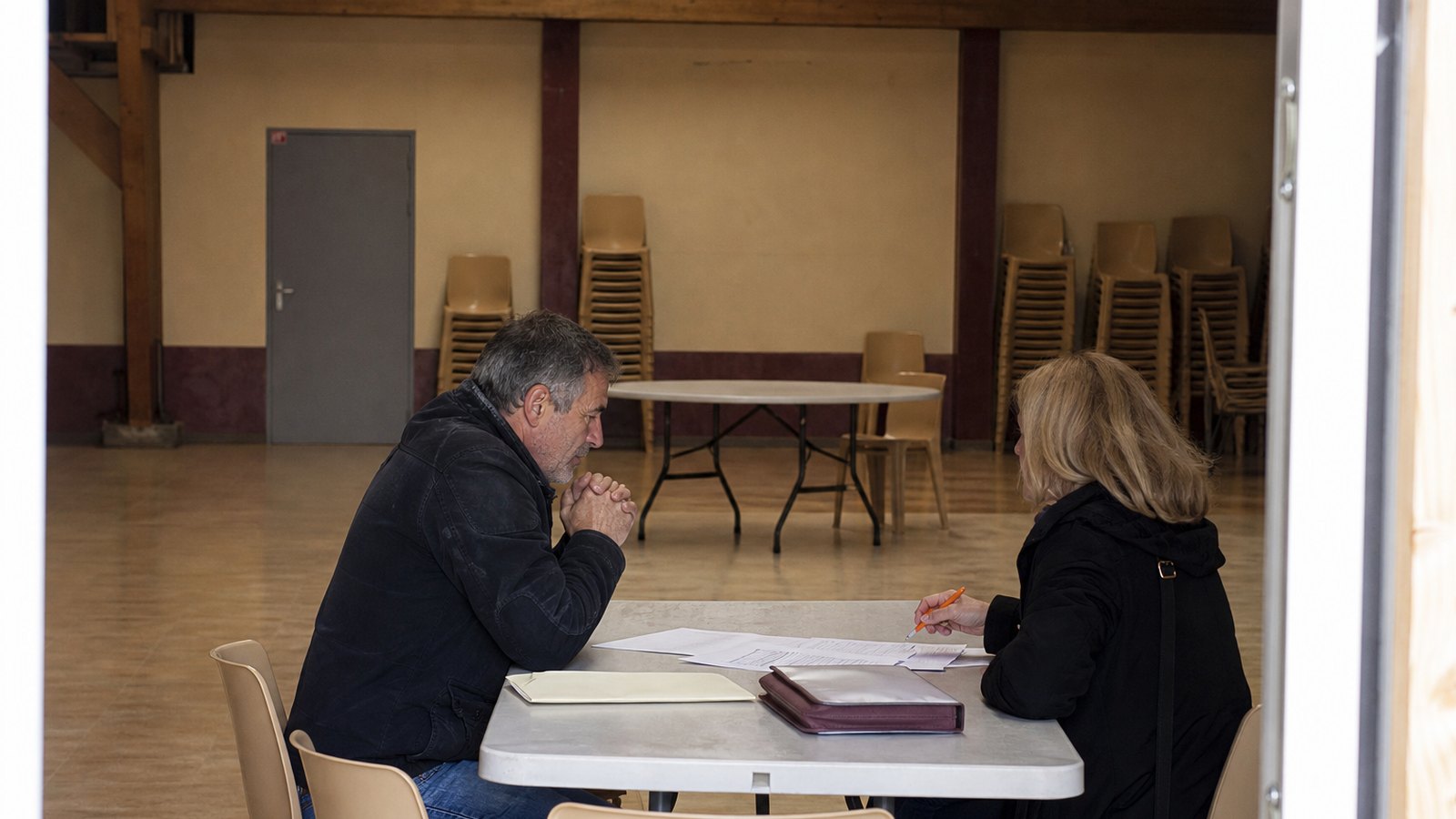 Salle communale préparée pour un événement