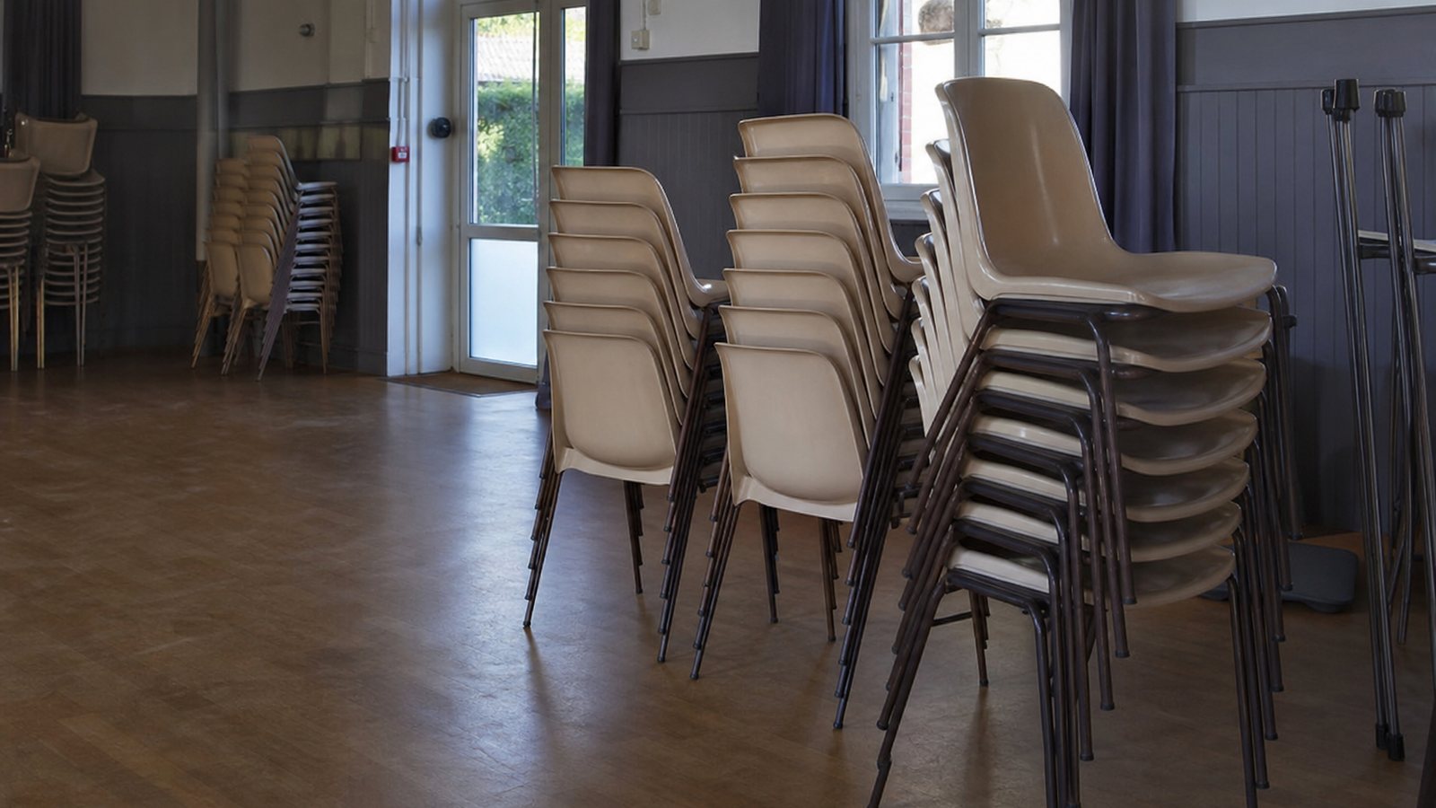 Salle des fêtes vide et rangée un samedi soir après l'annulation d'une location